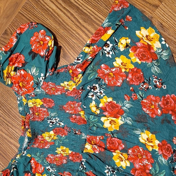 Torrid Ladies Floral Blouse,  Size M/L,  Torrid Summer Floral Top and Blouse - Picture 3 of 11